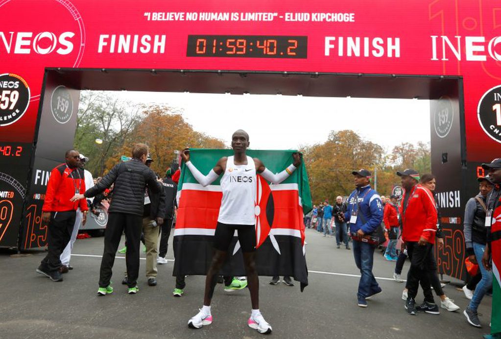 Eliud Kipchoge se convirtió en la primera persona en cruzar la mítica barrera de las dos horas en una maratón.