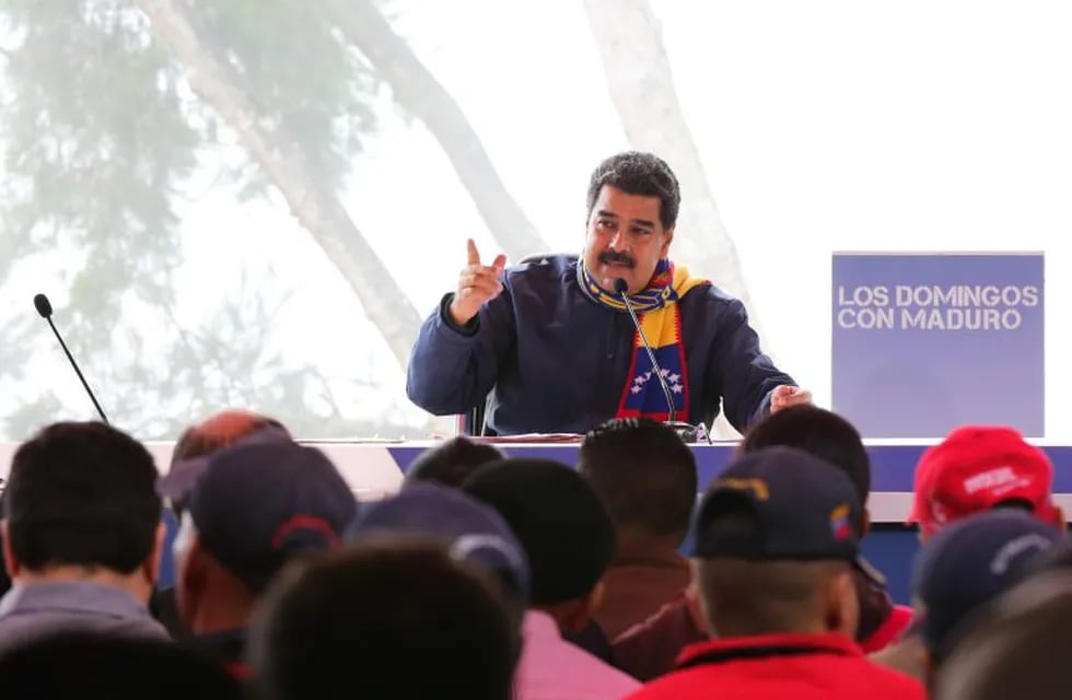 HANDOUT - El presidente Nicolu00e1s Maduro durante un mensaje emitido desde Waraira Repano (Venezuela) el 23/04/2017.rn(ATENCIu00d3N u00b7 Para utilizar u00fanicamente con fines editoriales, en referencia a la cobertura actual de este tema y mencionando el cru00e9dito indicado.)rn(vinculado al texto de dpa 