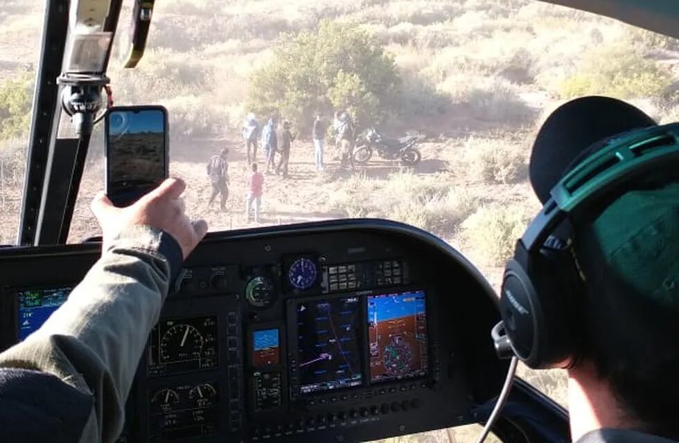 Desde el helicóptero de la Policía de Mendoza se comandó el operativo en el que se desbarató una carrera clandestina de caballos en Lavalle. Gentileza