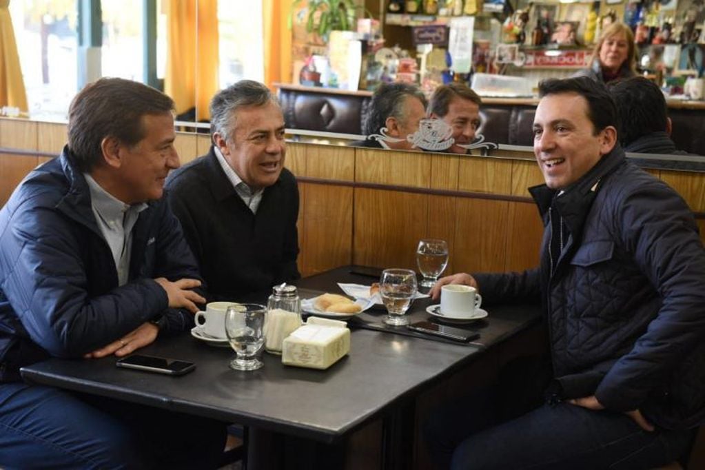 Cornejo tomó café en la previa de su sufragio con Tadeo García Salazar y Rody Suarez.