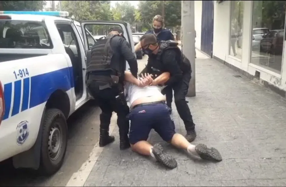 Personal policial logró reducir y detener al hombre luego de varios actos de agresión. Foto: Radio La Bomba.