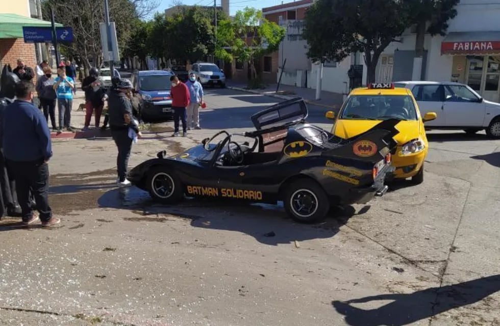 Batimóvil. Chocó contra un taxi en barrio San Vicente. (Twitter)