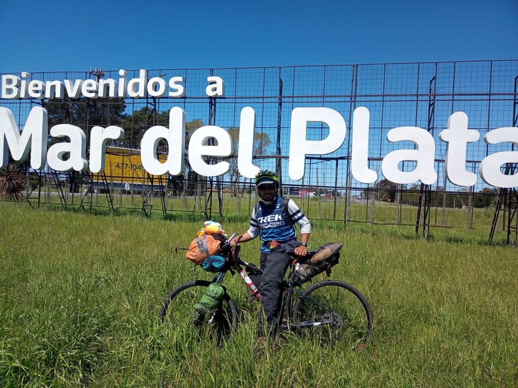 El joven de 27 años pedaleó desde México para encontrarse con su novia