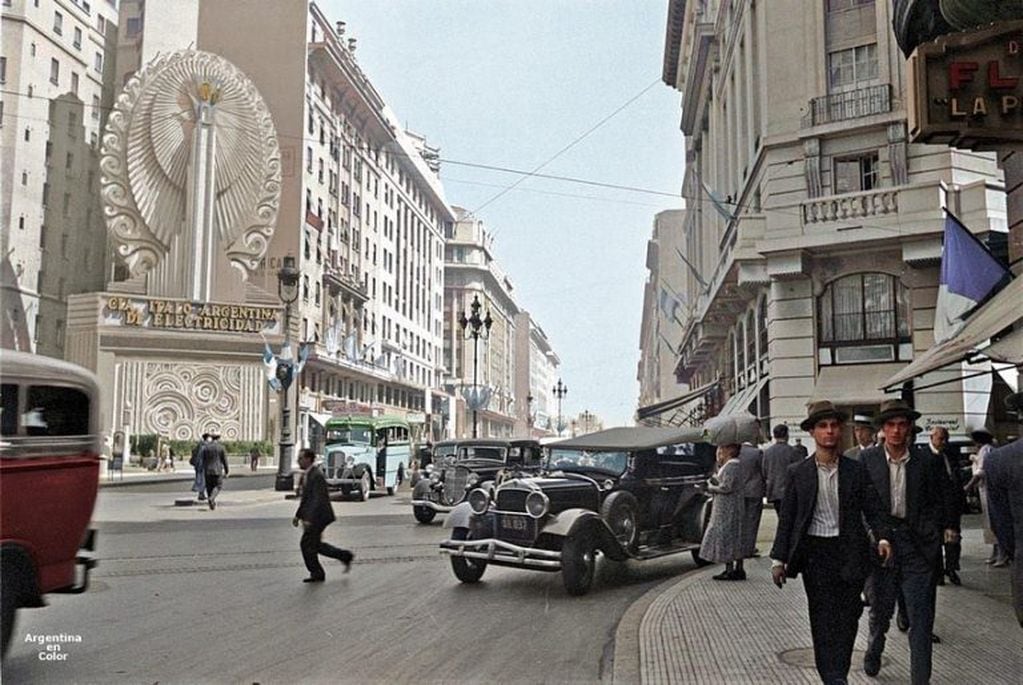 Avenida Roque Sáenz Peña en la esquina con Maipú. Foto de 1935/36. @argentinaencolor