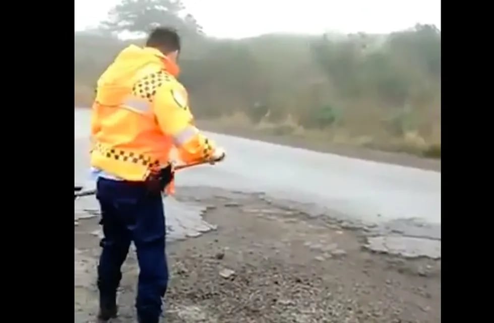 Efectivos de la Policía Caminera tapan baches en la Ruta 9 Norte. (Captura video)