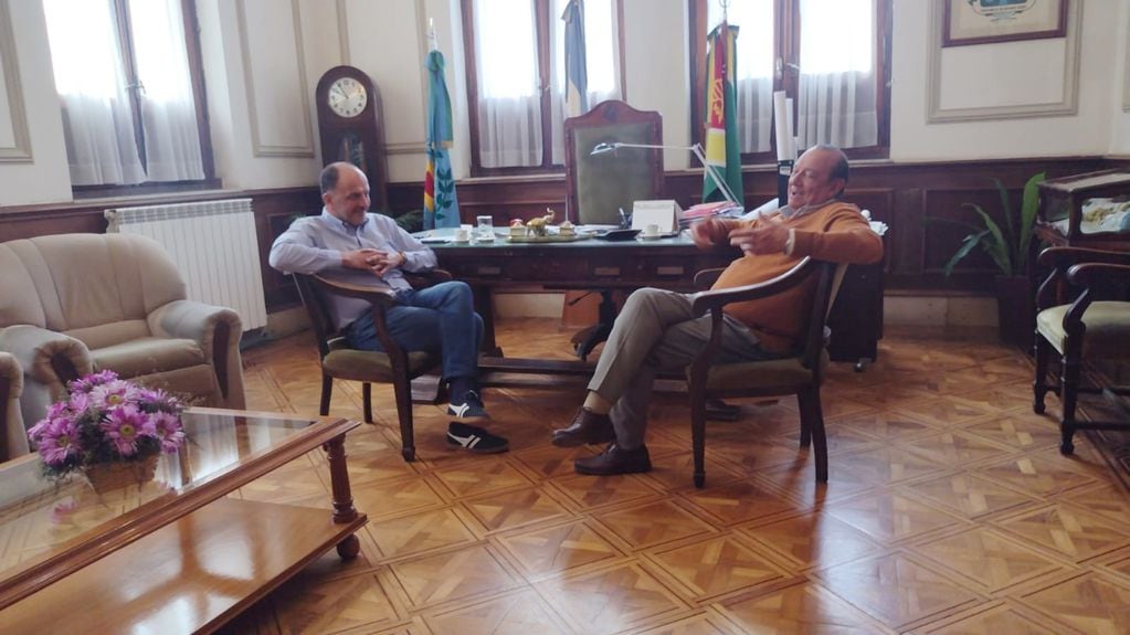 Carlos Sánchez recibió en su despacho al intendente electo Pablo Garate