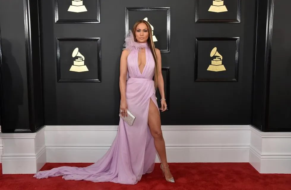 Jennifer Lopez arrives at the 59th annual Grammy Awards at the Staples Center on Sunday, Feb. 12, 2017, in Los Angeles. (Photo by Jordan Strauss/Invision/AP) eeuu los angeles Jennifer Lopez 59 entrega de los premios Grammy musica premios