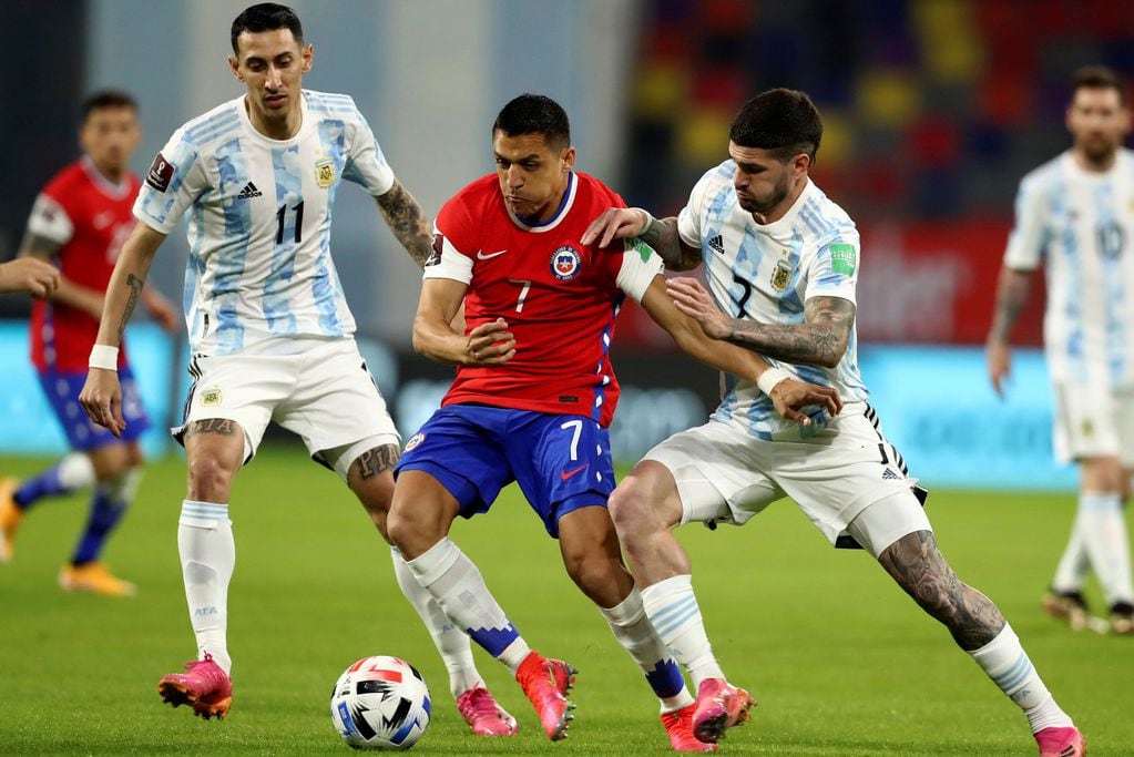 Argentina y Chile vuelven a enfrentarse por las eliminatorias sudamericanas. Será esta vez en Calama, Chile. (AP)