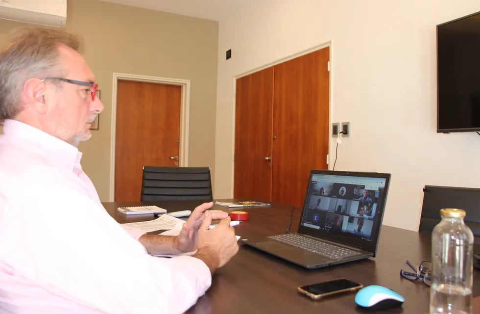 El ministro de Producción, Ciencia y Tecnología de la provincia, Daniel Costamagna, ya participó encuentros internacionales con empresarios mediante videoconferencia. (@produccionsf)