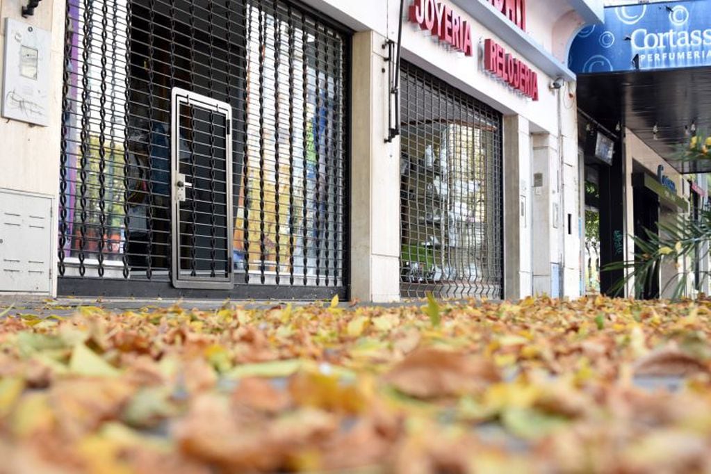 Las persianas siguen bajas en muchos negocios del centro rafaelino.