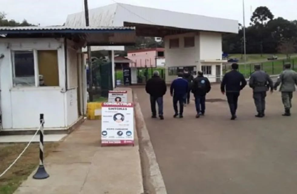 Los funcionarios supervisaron los controles en la frontera con Brasil.