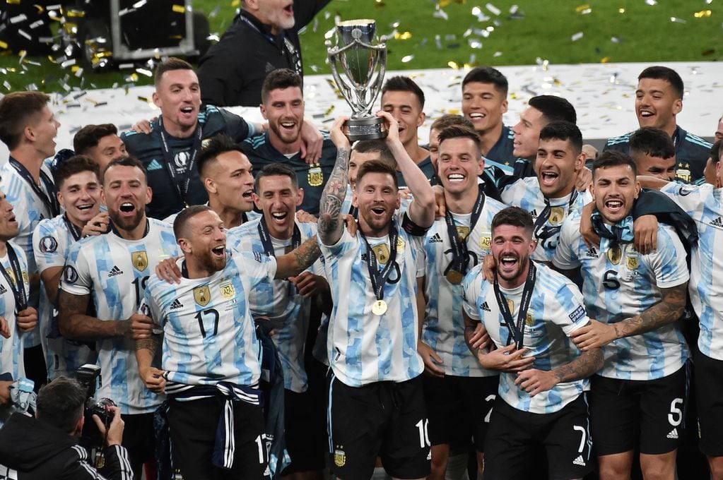 La imagen de los jugadores argentinos levantando el trofeo en Wembley. (AP)