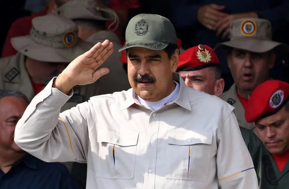 Venezuelan President Nicolas Maduro salutes the crowd during a military parade to commemorate the 17th anniversary of a failed 2002 coup d'état against late leader Hugo Chavez, at Fuerte Tiuna Military Complex, in Caracas on April 13, 2019. (Photo by Yuri CORTEZ / AFP) venezuela nicolas maduro presidente venezuela aniversario muerte de hugo chavez