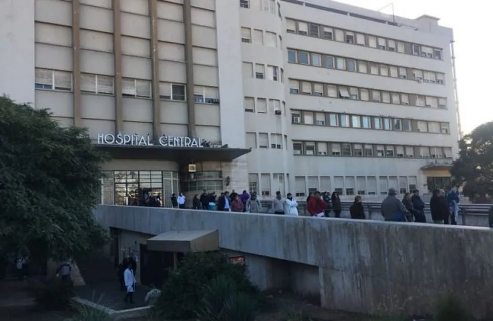 Evacuan el hospital central de Mendoza