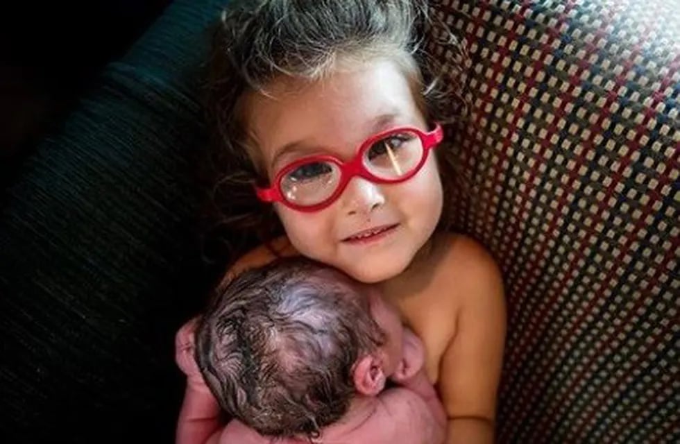 La foto de la nena que ayudó en el parto de su hermanito y se hizo viral.