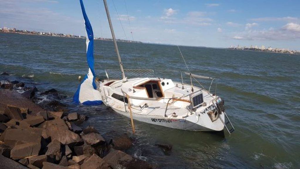 Daños en el casco del velero provocado por un fuerte choque con las piedras, empujado por el vierno, determinaron que encalle en costa de Paraguay.