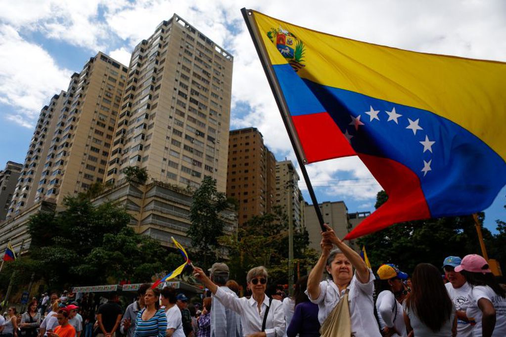 Opositores venezolanos participan en una manifestación para exigir el fin de la crisis y en respaldo a la Presidencia interina de Juan Guaidó, en Caracas