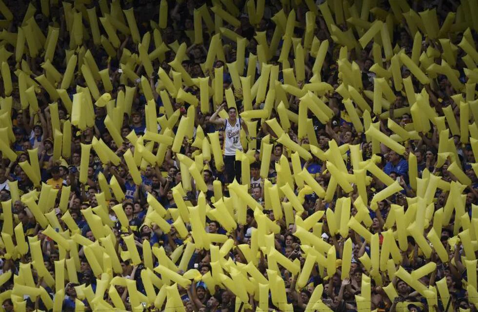 Supporters of Boca Juniors cheer during the first leg match of the all-Argentine Copa Libertadores final against River Plate, at La Bombonera stadium in Buenos Aires, on November 11, 2018. - River Plate twice came from behind to snatch a 2-2 draw with fierce rivals Boca Juniors in first leg of their weather-delayed 'Superclasico' Copa Libertadores final on Sunday. (Photo by Eitan ABRAMOVICH / AFP) cancha boca juniors  futbol copa libertadores 2018 partido final futbol copa libertadores primer partido final futbolistas boca juniors river plate