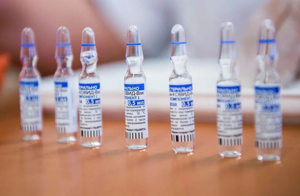  ID:4917734 Vials of the Russian vaccine Sputnik V vaccine against the new coronavirus are prepared to be inoculated to patients in Saint Margit Hospital in Budapest, Hungary, Wednesday, April 14, 2021. (Zoltan Balogh/MTI via AP)