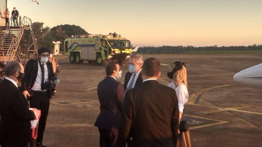 Arribo del presidente Alberto Fernández al aeropuerto de Posadas en el atardecer de este jueves.  (MisionesOnline)