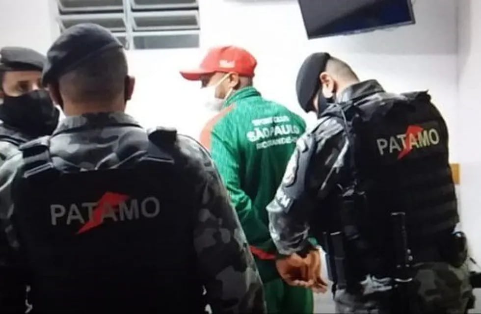 Detuvieron a un futbolista por una brutal patada a la cabeza a un árbitro durante un partido en Brasil.