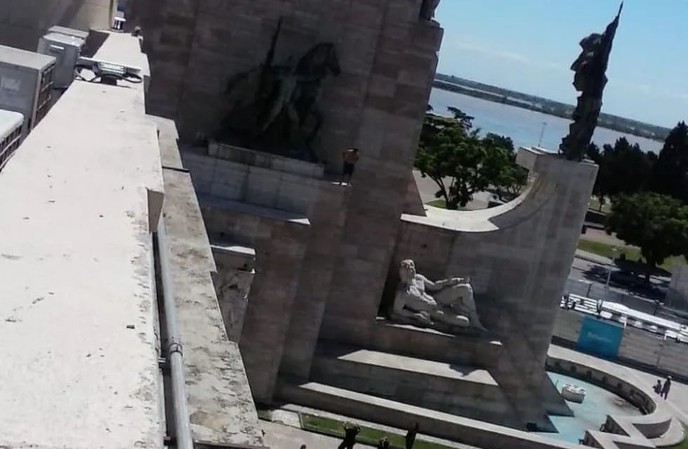 El hombre amenazó con arrojarse desde el Monumento.
