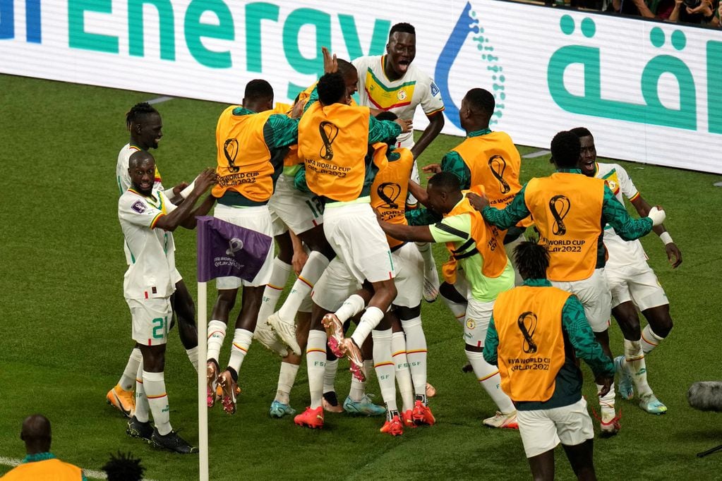 Senegal celebra el 1-0 ante Ecuador (AP)