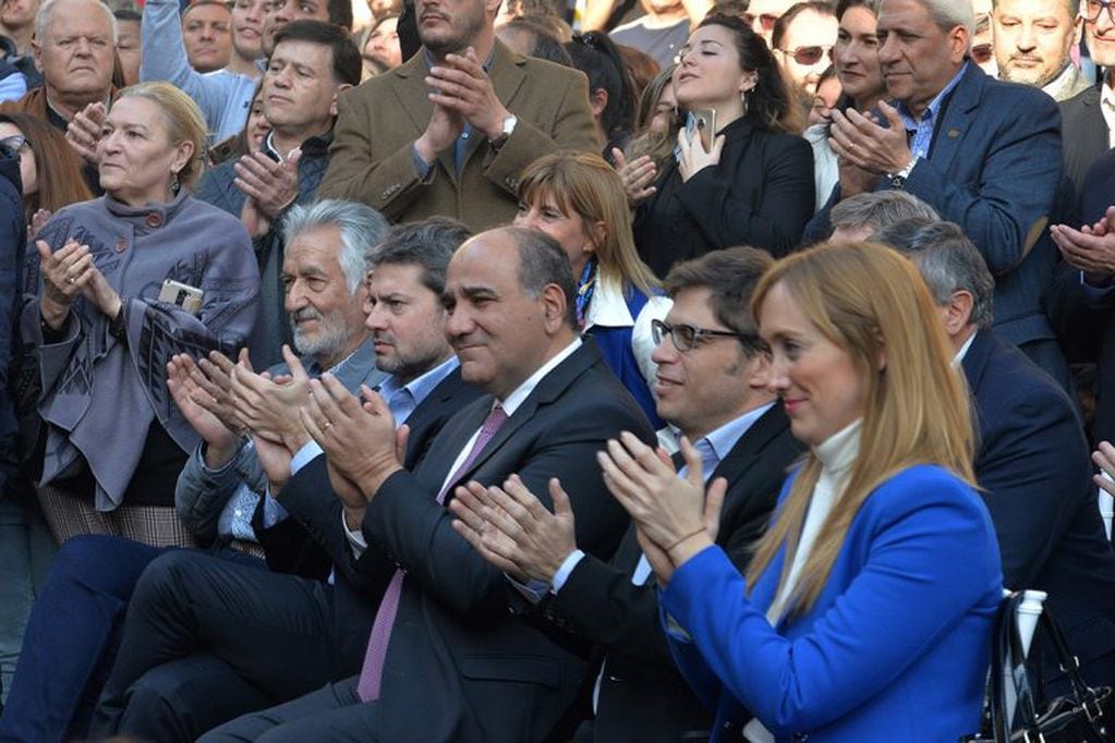 Los gobernadores y representantes de 19 provincias en apoyo a la fórmula Fernández-Fernández. Foto: ANSL.