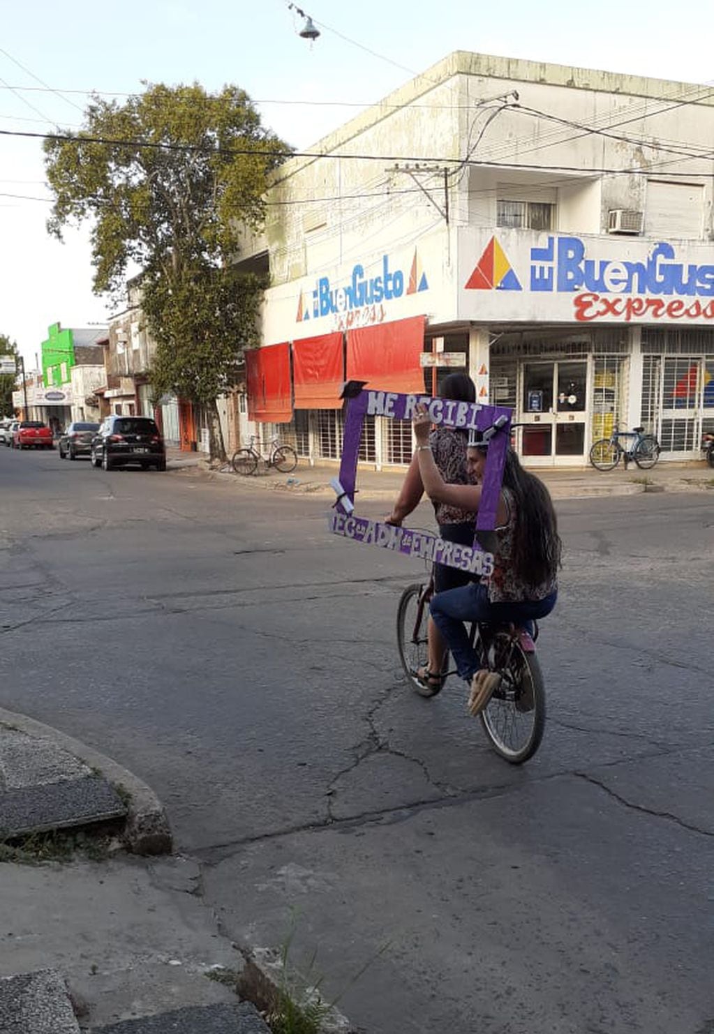 Se recibió y salió a festejar por las calles de Curuzú Cuatiá en bicicleta, con su mamá.
