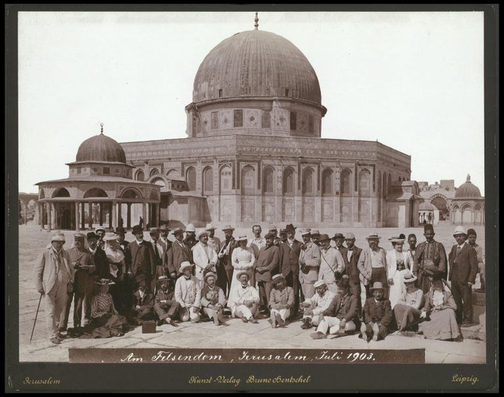 Un grupo de turistas alemanes visitando la Explanada de las Mezquitas. EFE/Jacob Wahrman.