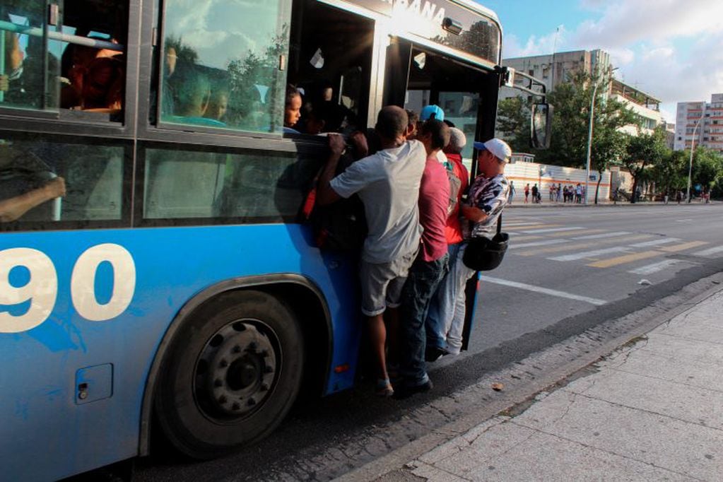 Los lugareños cuelgan precariamente de un autobús de servicio público en La Habana, Cuba, el miércoles 11 de septiembre de 2019. Crédito: Foto AP / Ismael Francisco.