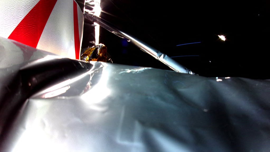En la fotografía publicada por Astrobotic el 8 de enero de 2024 se ve la primera imagen del módulo de aterrizaje lunar Peregrine de Astrobotic en el espacio, con el aislamiento multicapa (MLI) en primer plano. La histórica misión privada para aterrizar en la Luna atraviesa contratiempos después de que la nave espacial sufriera una "pérdida crítica" de combustible.