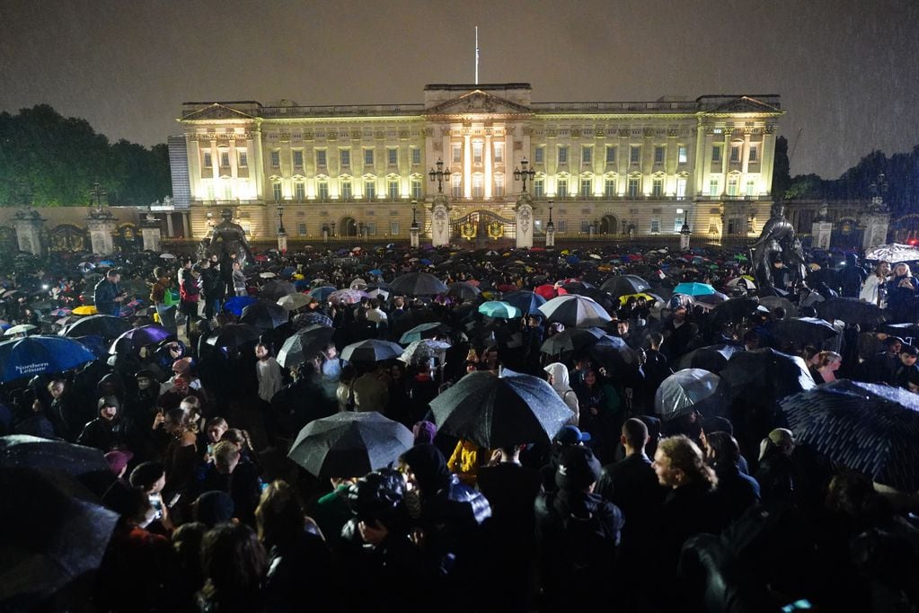 Una multitud despide a la reina Isabel II. Foto: AP.