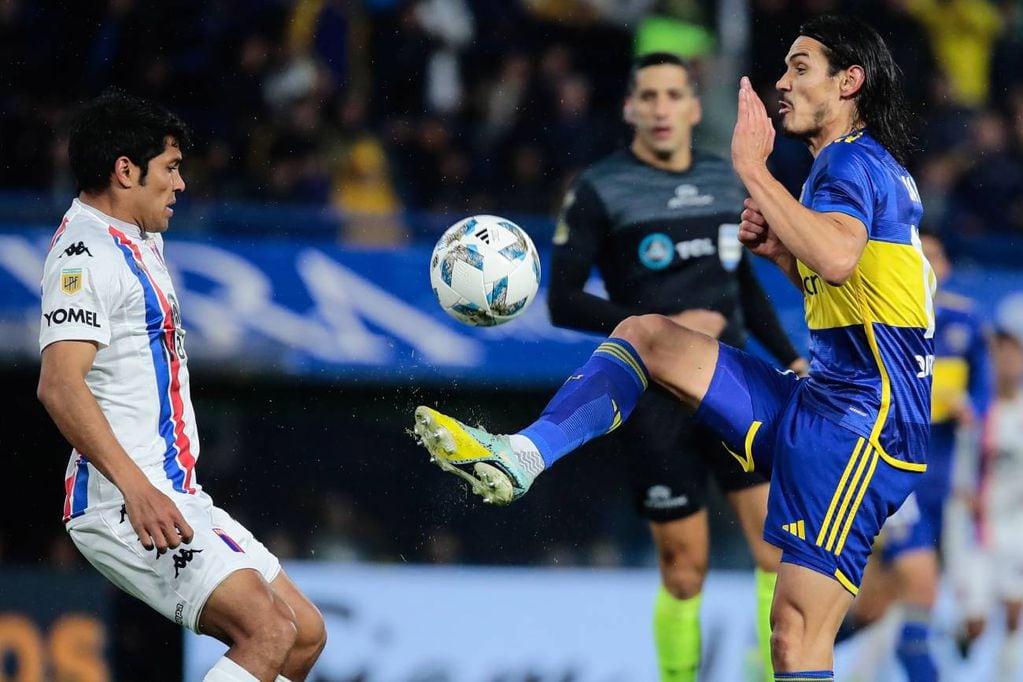 Cavani en acción, en el duelo entre Boca y Tigre, por la tercera fecha de la Zona B de la Copa de la Liga. (Fotobaires)