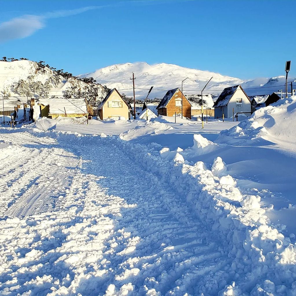Las nevada en Caviahue cubren las casas y los vecinos deben cavar para salir.