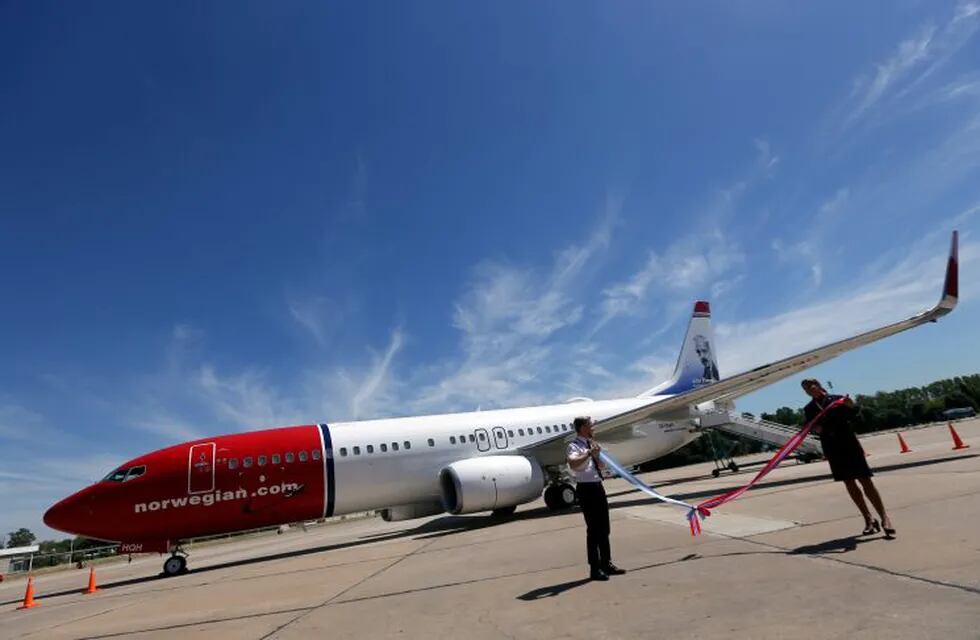 FILE PHOTO: A Norwegian Air Boeing 737-800 is seen during the presentation of Norwegian Air first low cost transatlantic flight service from Argentina at Ezeiza airport in Buenos Aires, Argentina, March 8, 2018. REUTERS/Marcos Brindicci/File Photo ezeiza  avion linea aerea low cost norwegian aeropuerto de ezeiza