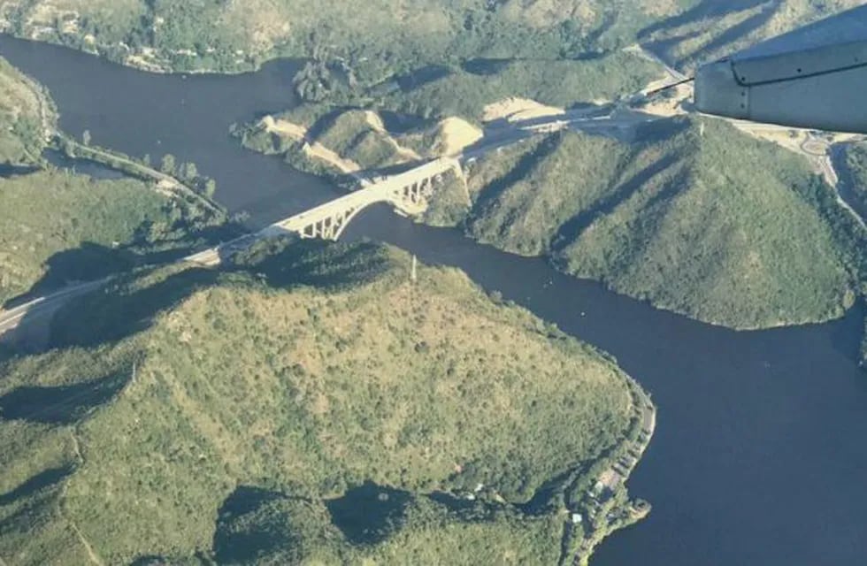 Desde un avión, el puente José Manuel de la Sota de la futura autovía de Montaña de Punilla. (Foto Marcelo Rizzi)