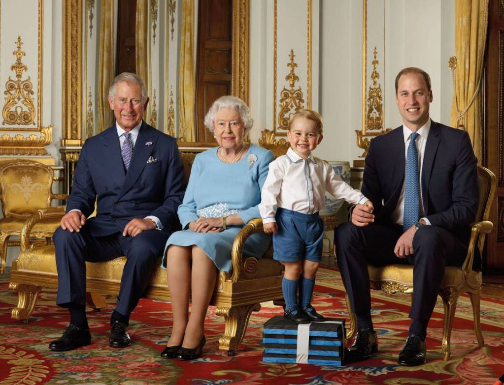 La reina Isabel II junto a los miembros de la línea de sucesión. (Foto: AP)