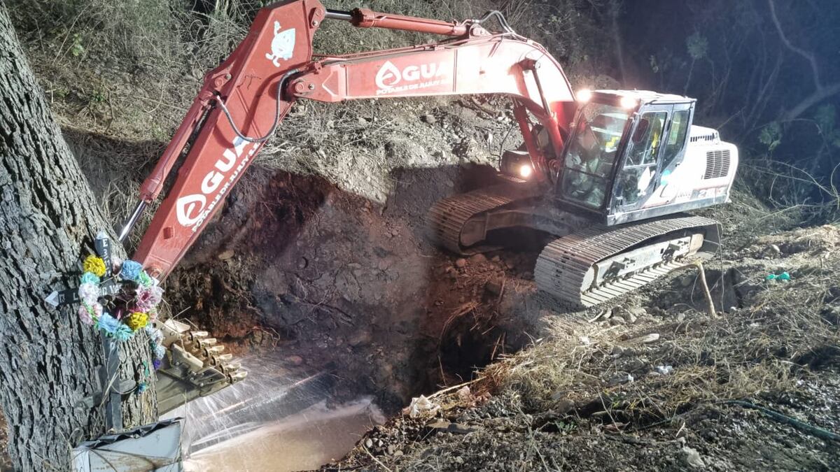 Maquinaria pesada de la empresa estatal operaba esta noche en el sitio donde se realizaría la compleja intervención para la reparación del acueducto dañado.