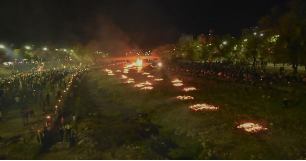 Un sector del parque lineal Xibi Xibi fue escenario de la quema simbólica de la ciudad, en la víspera del 211° aniversario del Éxodo Jujeño.