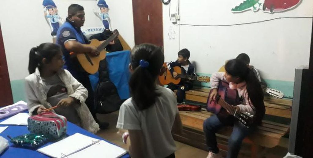 Una escuela infantil de policías de Salta enseña música para contener a los alumnos.