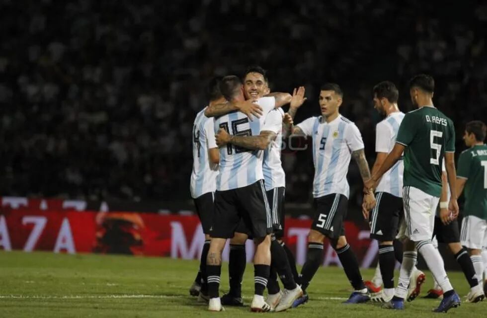 Los abrazos son para el ex Belgrano, que llegó a fondo y forzó el segundo gol.