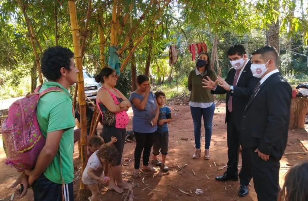 Magno Álvarez visitó a las familias que necesitan asistencia.