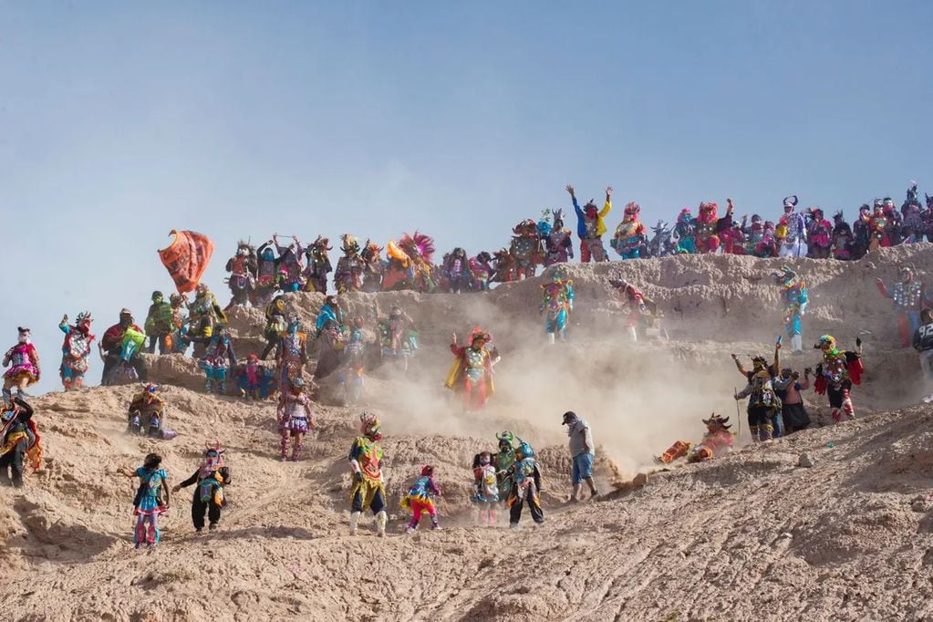 La espectacular "bajada de los diablos" en Uquía -120 km al norte de San Salvador de Jujuy- atrae a centenares de espectadores en el inicio del carnaval en la Quebrada de Humahuaca.
