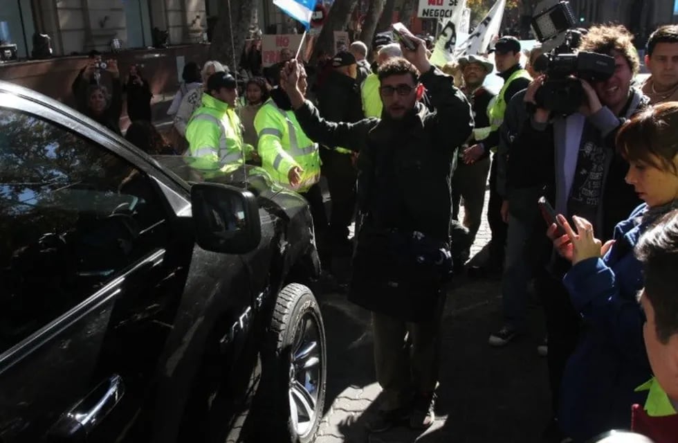 Un grupo de personas para manifestarse en contra del fracking. Con carteles, pancartas y algunos gritos intentaron acercarse al gobernador Cornejo como así también al ministro del Interior, Rogelio Frigerio.
