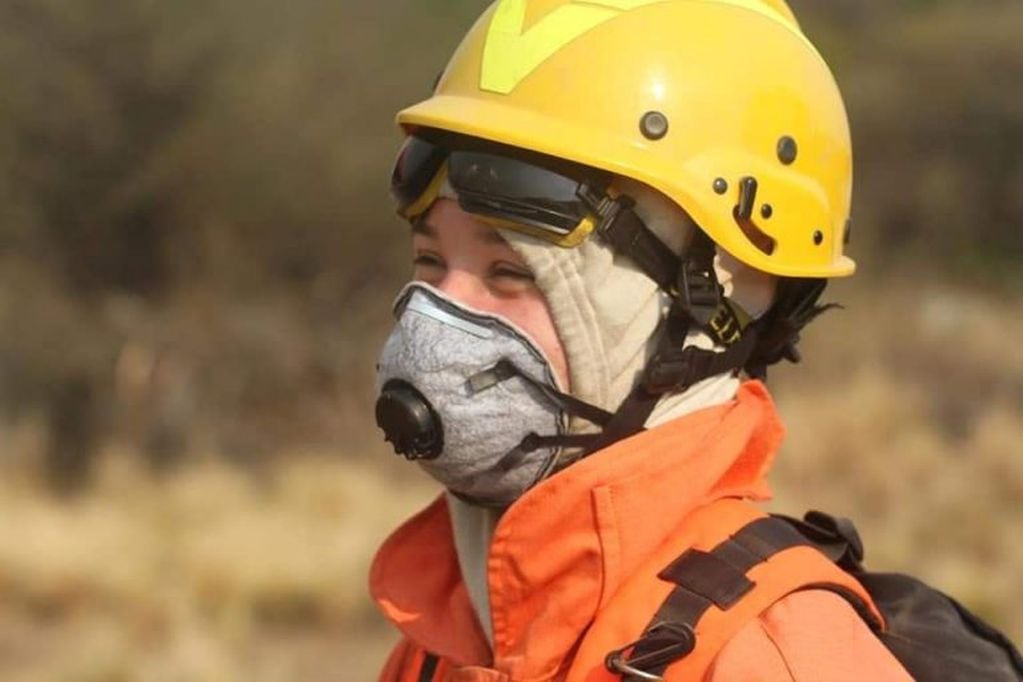 Sofia Budassi y bomberos de Arroyito luchando en las Sierras de córdoba