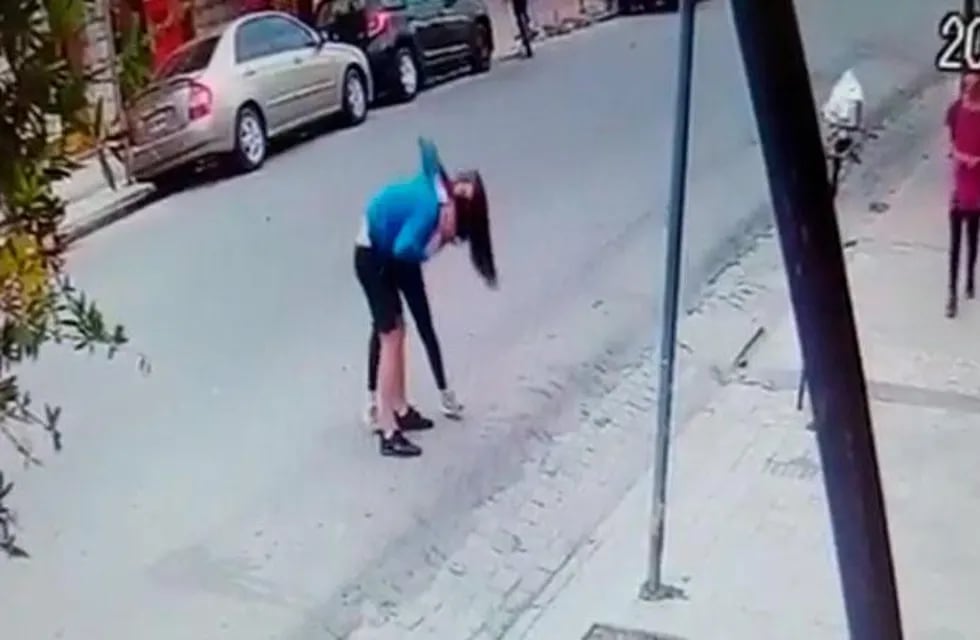 Una joven que agredió a su pareja en Cosquín fue grabada por un comercio del lugar.