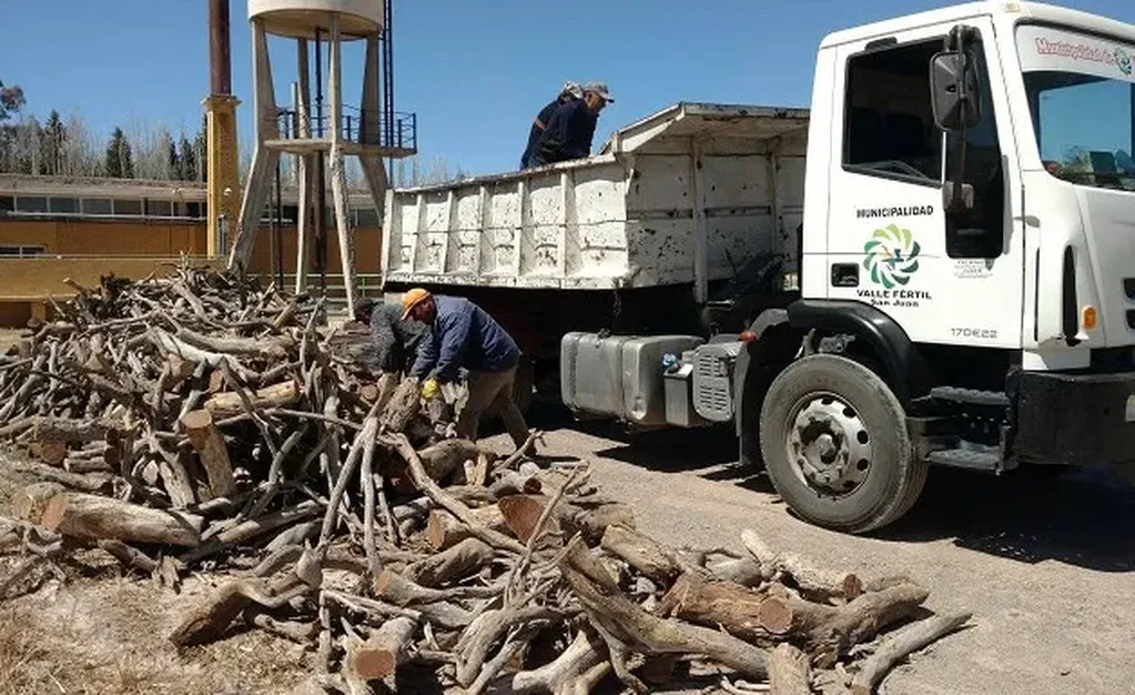 En total, la Municipalidad de Valle Fértil, repartió 14 mil kilos de leña para los vecinos afectados por el incendio.
