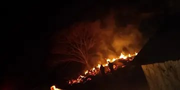 Santiago de Liniers: un incendio consumió un galpón y casi avanza a la casa lindante