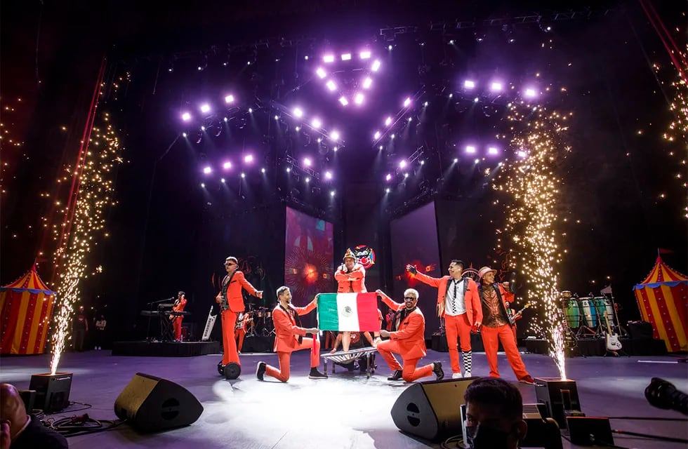 Show del grupo musical Los Caligaris en la Ciudad de México.